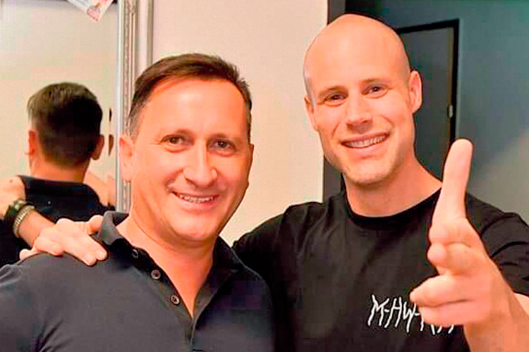 Disco-Betreiber Andreas Neuhold (links) aus Feldbach mit einem internationalen DJ, die normalerweise häufig im „Max“ zu Gast sind. Der 48-jährige ist seit 1996 im Nachtgastronomiegeschäft tätig.