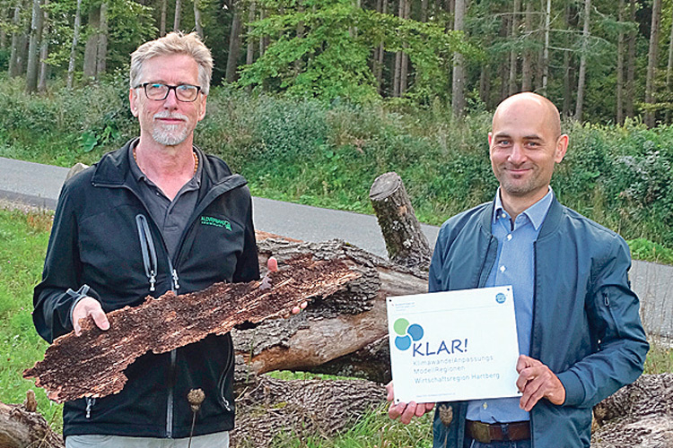 GF DI Harald Ofner (links) und KLAR!-Manager Mag. Thomas Lattinger auf der Exkursion zum Thema Borkenkäfer.