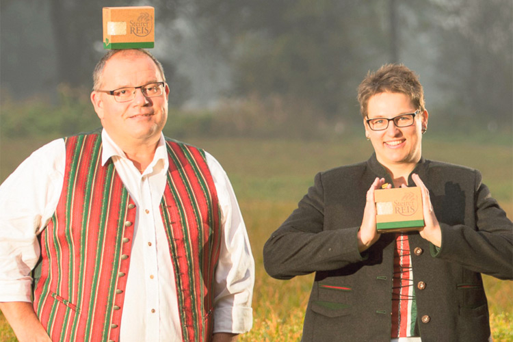 Adele und Franz Fuchs aus Pölten (Gemeinde Klöch) starteten bereits 2011 mit den ersten Anbauversuchen. Mittlerweile wird der Steirer Reis zusammen mit weiteren acht Partnerbetrieben in der Umgebung angebaut. Für den heurigen Anbau sind 30 Hektar geplant. 