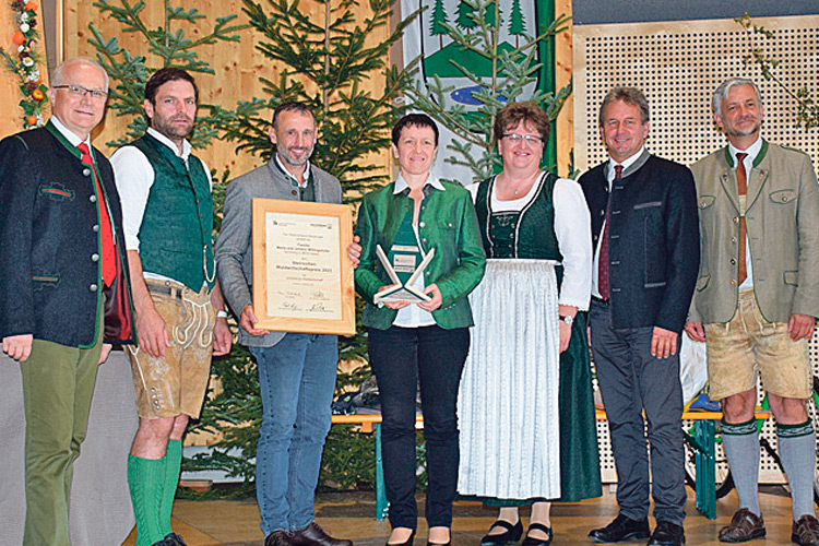 Der Waldverband Steiermark mit Bgm. Silvia Karelly (3.v.r.) und Maria &amp; Johann Willingshofer.