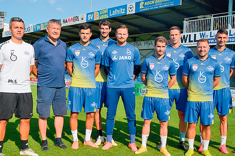Von links: Trainer Semlic, Präsident Loidl, die Spieler Siegl, Wendler, Zingl, Gremsl, Bürger, Kröpfl und Umjenovic sowie Direktor Frieszl.