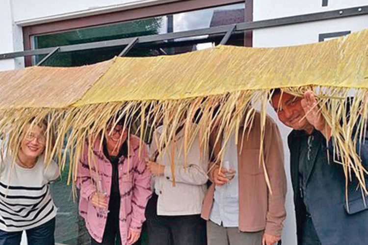 Kunstfenster Gnas erhielt ein Dach aus Palmblättern