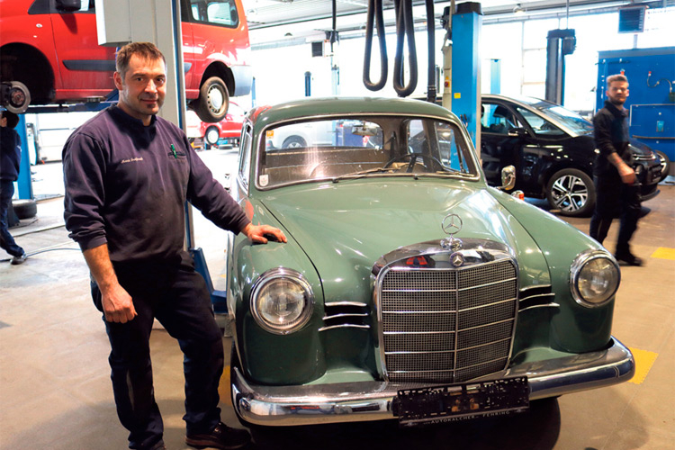 Das Foto zeigt den Mercedes 190 D bei der General-Sanierung mit dem „Mercedes-Spezialisten“ Mario Freißmuth im Autohaus Kalcher. 
