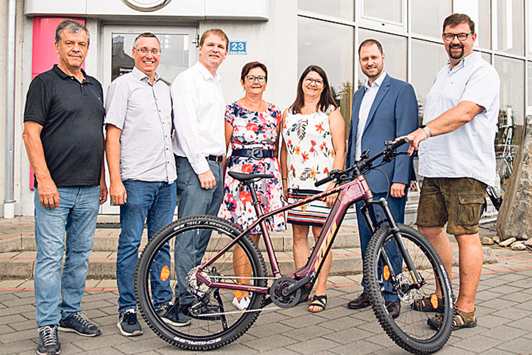 Im Zuge der VP-Sommertour besuchte LPO Christian Sagartz das Autohaus Udo Boandl in Eltendorf, das auf E-Mobilität und E-Bikes setzt.