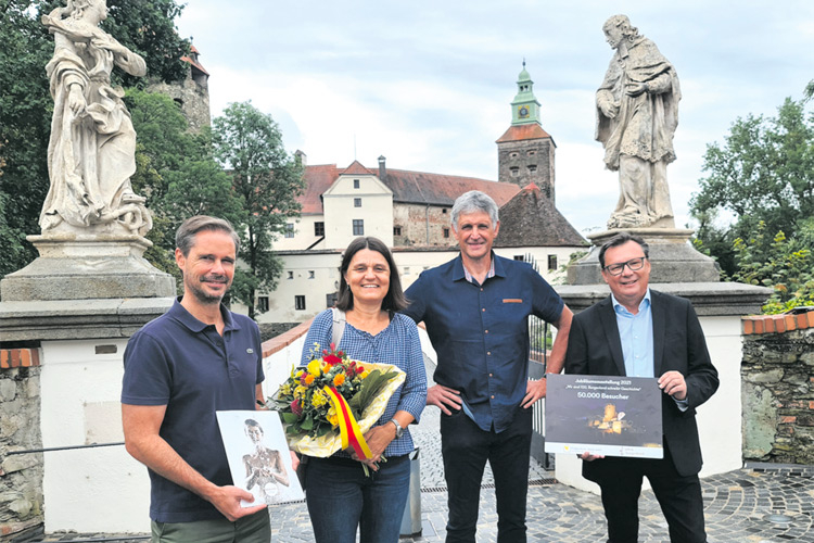 Die Familie Schönauer mit Burgherr Norbert Darabos und Reduce-Geschäftsführer Andreas Leitner.