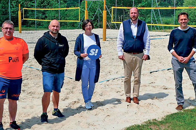 Bgm. Thomas Teubl (2.v.r.) und Dietmar Scheiblhofer (r.) mit Vertretern des Kaindorfer Sport- und Gesundheitsangebotes.