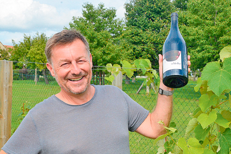 Starwinzer Uwe Schiefer erntet für seine Editionen von Koryphäen der Weinwelt höchstes Lob. 